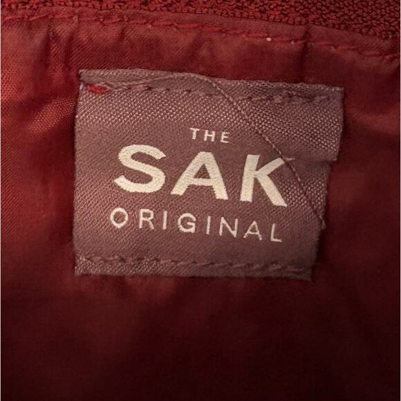 THE SAK Original Crochet Wristlet Garnet Gold Hardware 8x5 Missing Charm - Picture 5 of 5